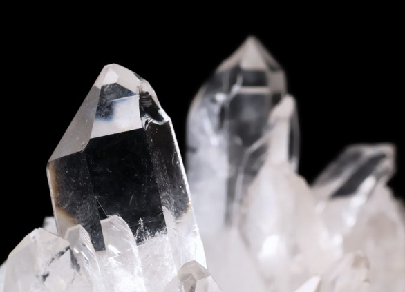 How to Use Clear Quartz for Manifestation? (Complete Guide)
